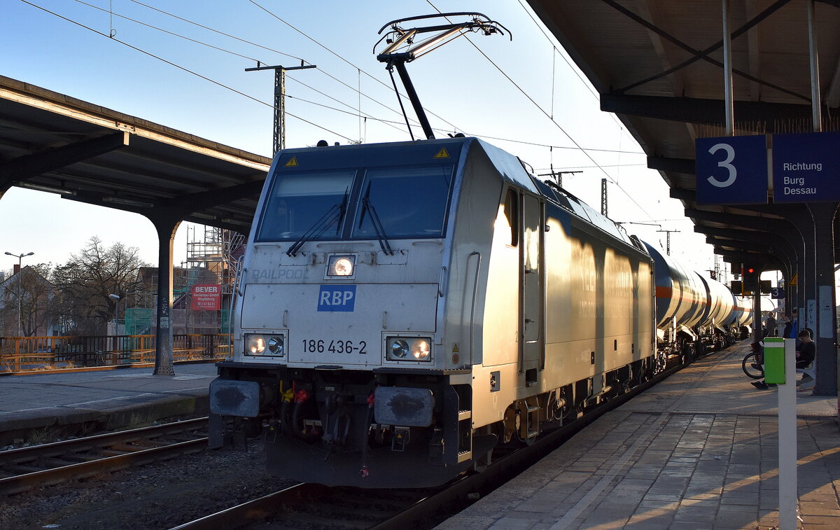 RBP - Rheinische Bahnpersonal- and Verkehrsgesellschaft mbH, Siegburg [D] mit der geleasten Railpool Lok  186 436-2  [NVR-Nummer: 91 80 6186 436-2 D-Rpool] und einem Ganzzug Druckgaskesselwagen (Kohlenwasserstoffgas) am 03.03.26 Durchfahrt Bahnhof Magdeburg-Neustadt. 