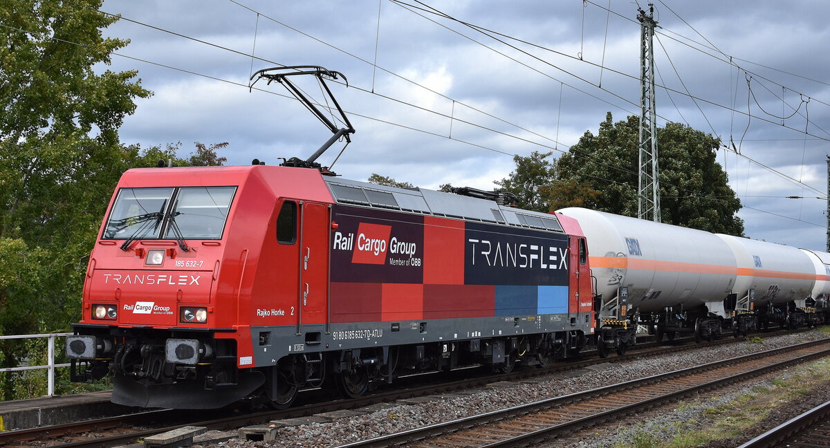 RCL - Rail Cargo Logistics - Germany GmbH, Frankfurt (Main) mit der geleasten schön folierten   185 632-7  [NVR-Nummer: 91 80 6185 632-7 D-ATLU] und einem Ganzzug Druckgaskesselwagen (Kohlenwasserstoffgas) am 18.09.25 Höhe Bahnhof Magdeburg-Neustadt.