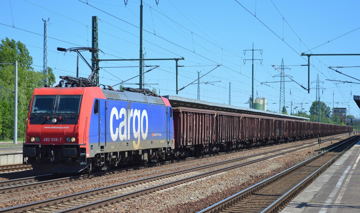 Re 482 038-7 für LOCON mit einem Ganzzug tschechischer Rolldachwagen (Kalk)am 05.06.15 Bhf, Flughafen Berlin-Schönefeld. 