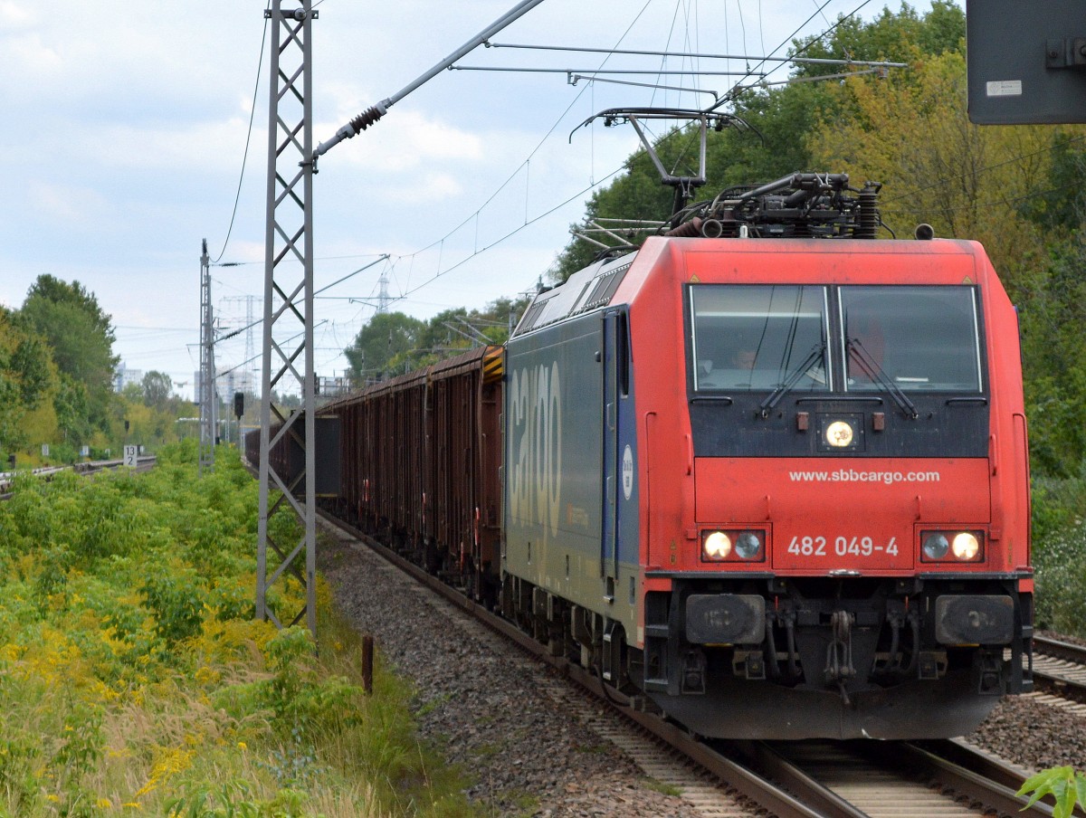 RE 482 049-4 für Locon mit einem Ganzzug Rolldachwagen am 18.09.15 Bhf. Berlin-Hohenschönhausen.