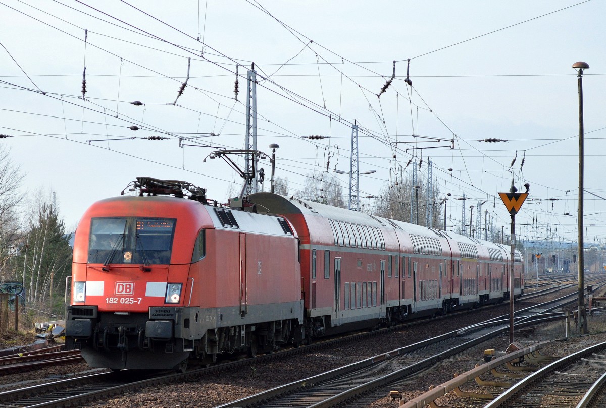 RE1 nach Frankfurt(Oder) mit 182 025-7 am 26.01.16 Berlin-Hirschgarten.