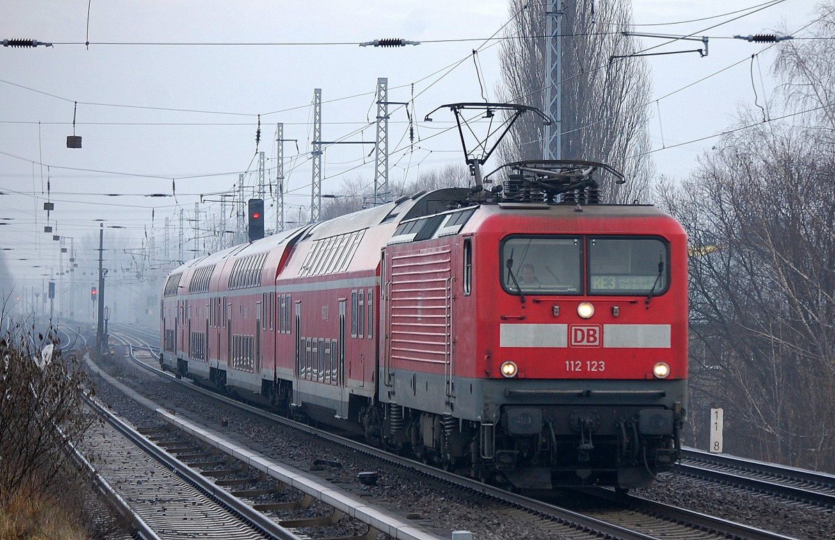 RE3 nach Wünsdorf-Waldstadt mit 112 123 im nebligen Berlin-Karow am 17.01.14