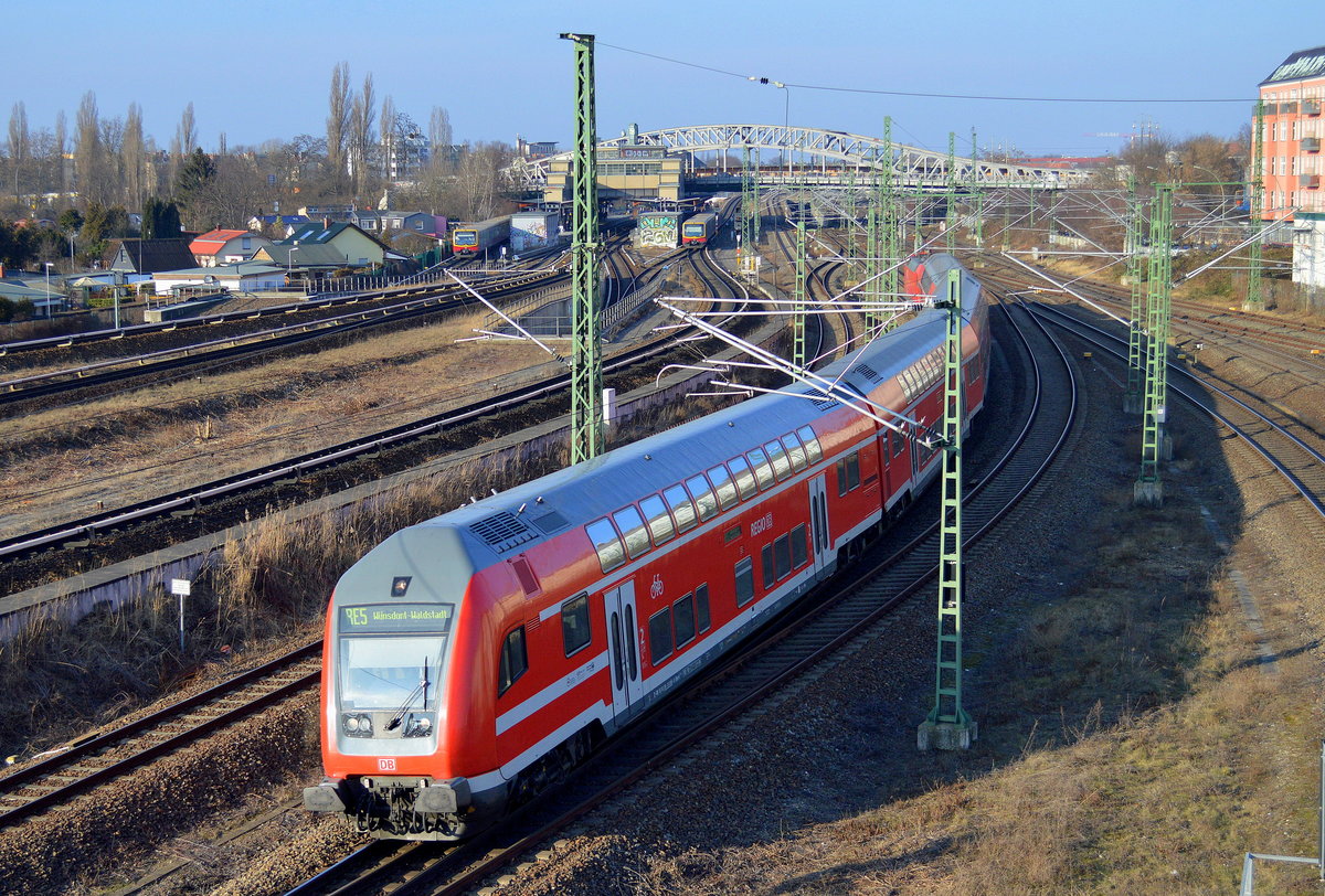 RE5 nach Wünsdorf-Waldstadt am 16.02.17 Höhe Bornholmer Str. Berlin.