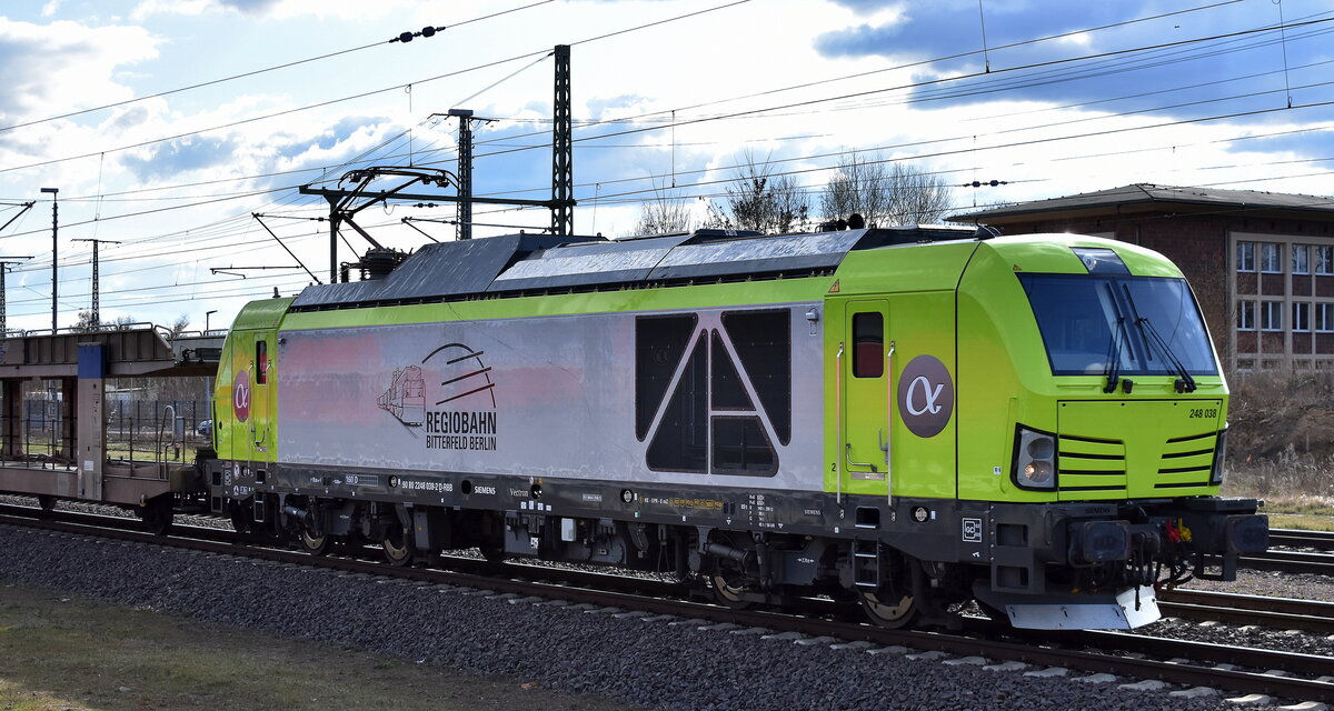 Regiobahn Bitterfeld Berlin GmbH, Bitterfeld-Wolfen [D] mit der geleasten Alpha Trains Vectron Dual Lok  248 038  [NVR-Nummer: 90 80 2248 038-2 D-RBB] und einem PKW-Transportzug (leer) Richtung Falkenberg (Elster) am 01.04.25 Höhe Bahnhof Magdeburg Neustadt. 