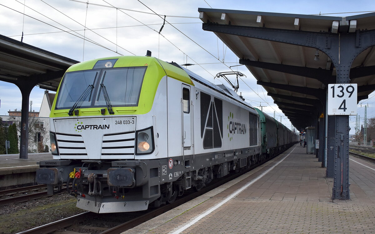 Regiobahn Bitterfeld Berlin GmbH, Bitterfeld-Wolfen [D] mit der Vectron Dual Lok  248 033-3  [NVR-Nummer: 90 80 2248 033-3 D-RBB] und einem Coilzug am 03.12.25 Durchfahrt Bahnhof Magdeburg Neustadt.