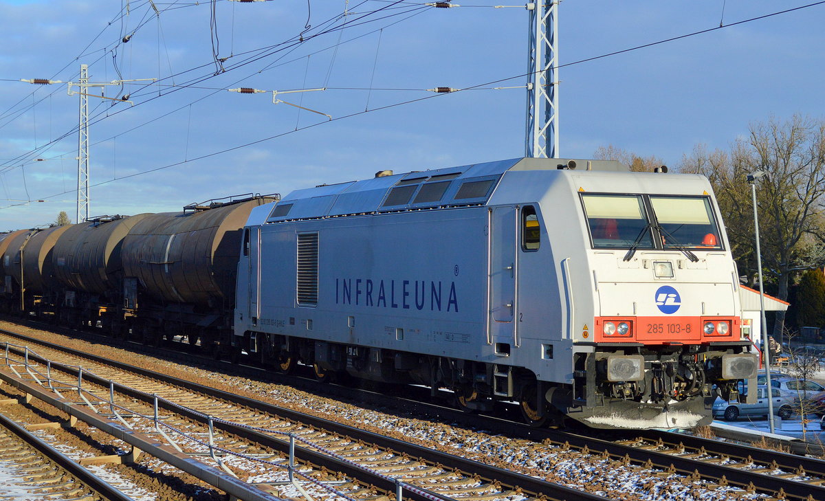 Relativ neu, hvle hat ihre 285 103-8 jetzt an INFRALEUNA vermietet, hier hat sie mehrere Kesselwagen für geschmolzenes Schwefel am Haken, 17.01.17 Berlin-Karow.