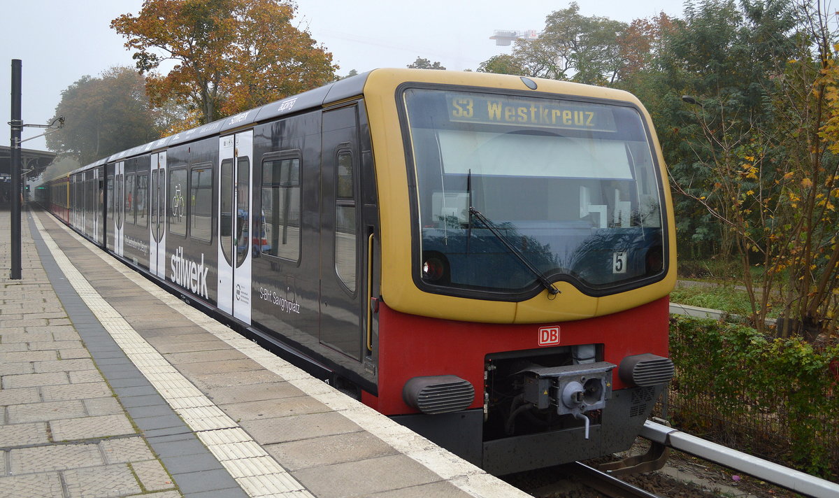 Relativ neue Werbefolie an einem S-Bahn Viertelzug der BR 481, die schwarze Folie der Fa. stilwerk an der S3 Richtung Westkreuz am 19.10.17 Berlin-Köpenick.