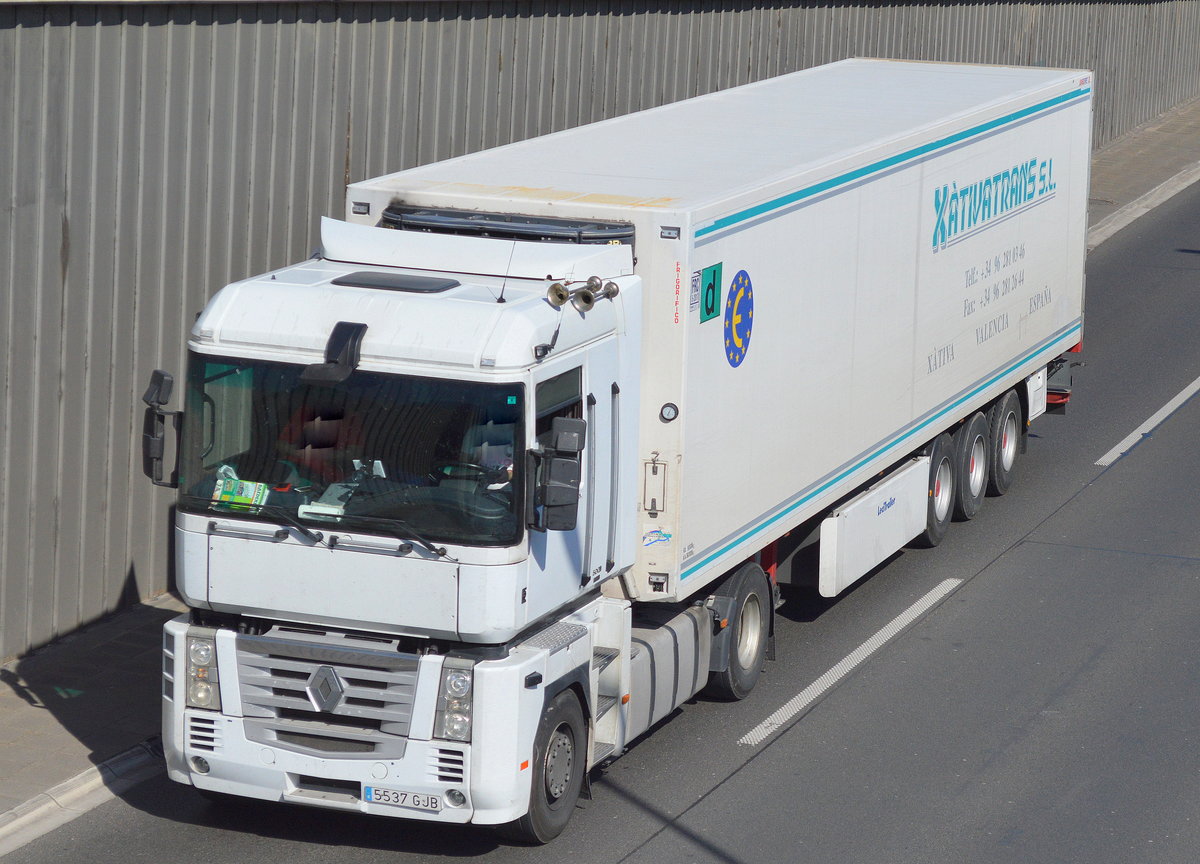 RENAULT 500 EEV Zugmaschine mit Trailer aus Spanien am 21.04.16 Berliner Stadtautobahn Höhe Knobelsdorffstr.