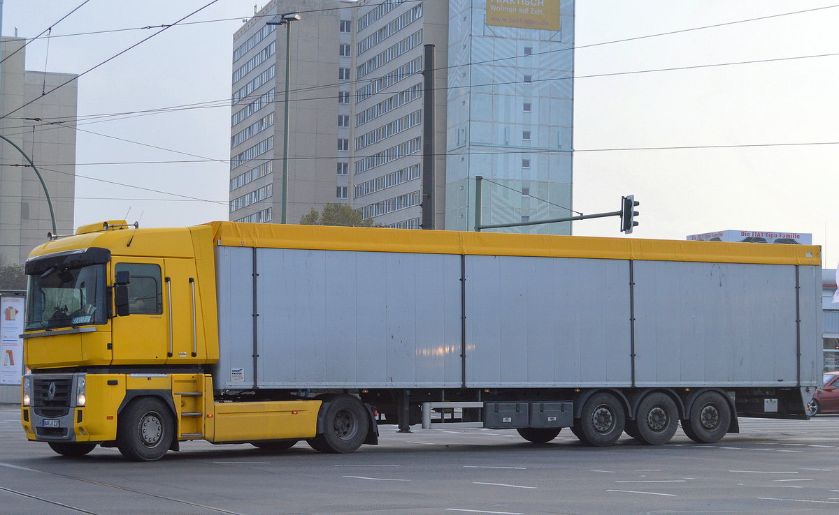 RENAULT MAGNUM 480 Zugmaschine mit Trailer am 10.11.16 Berlin-Marzahn.