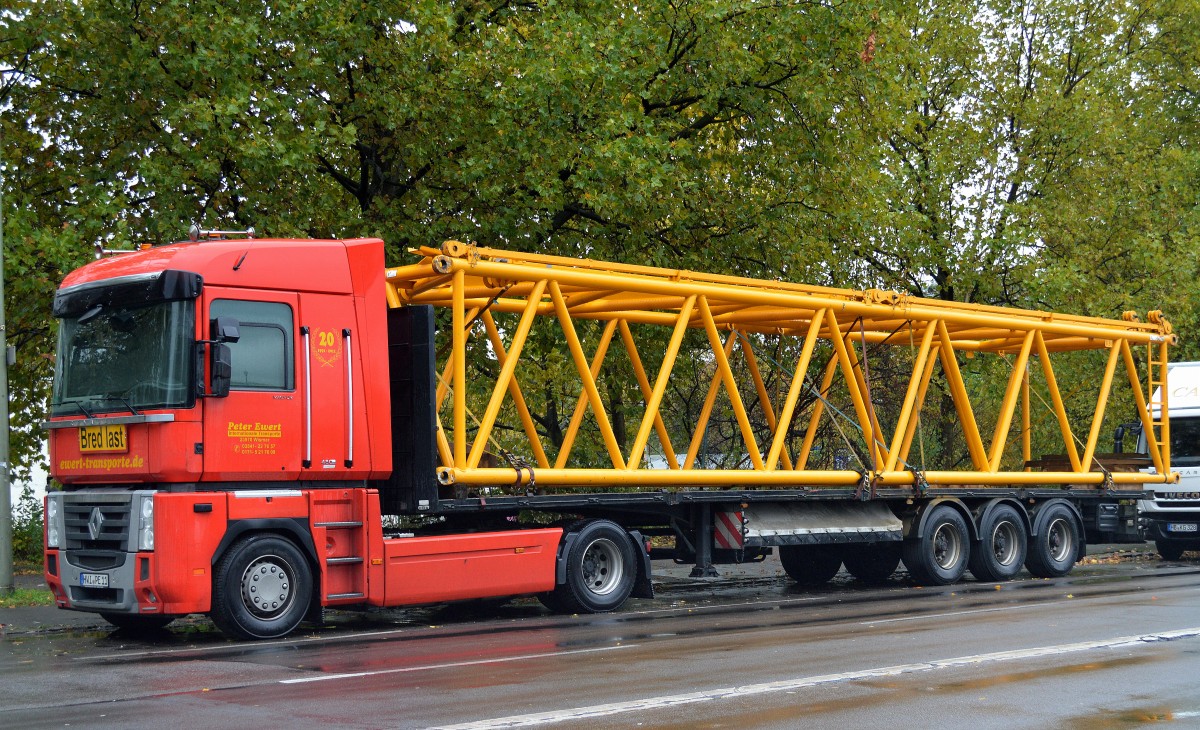 Renault Magnum 480 Zugmaschine der Sped. Peter Ewert Transporte mit Flachauflieger mit einem Hochkransegment beladen am 19.10.15 Nähe S-Bhf. Berlin Landsberger Allee.
