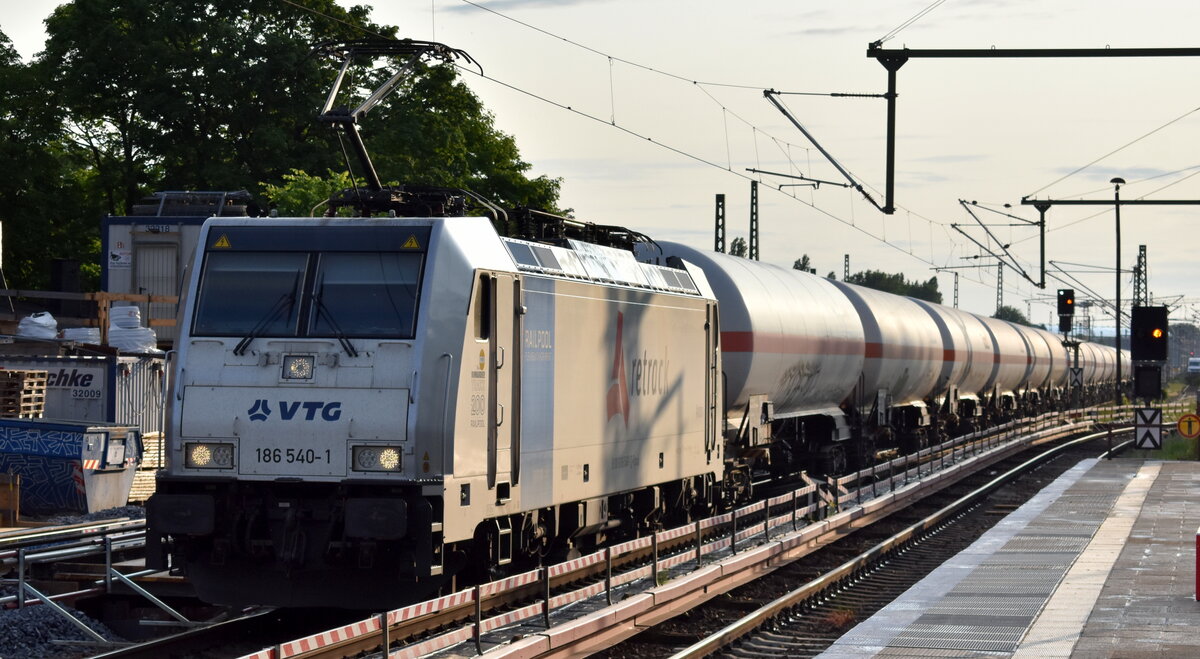 Retrack Germany GmbH, Hamburg [D] mit der geleasten Railpool Lok   186 540-1 , Name:  Anton  [NVR-Nummer: 91 80 6186 540-1 D-Rpool] und einem Ganzzug Druckgaskesselwagen Richtung Frankfurt/Oder am 04.06.25 Höhe Berlin Hirschgarten.