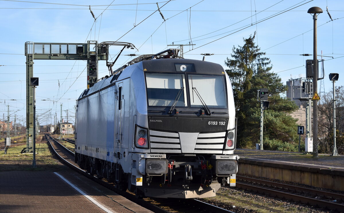 Retrack Germany GmbH, Hamburg [D] mit der geleasten Railpool Vectron  6193 192  [NVR-Nummer: 91 80 6193 192-2 D-Rpool] am 08.12.25 Durchfahrt Bahnhof Magdeburg-Neustadt.
