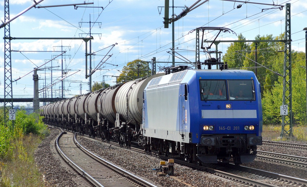 RHC 145-CL 201 (145 097-2) mit Kesselwagenzug (UN-Nr. 33/1114 = Trinitrochlorbenzen) bei langsamer Durchfahrt im Bhf. Flughafen Berlin-Schönefeld am 30.09.15