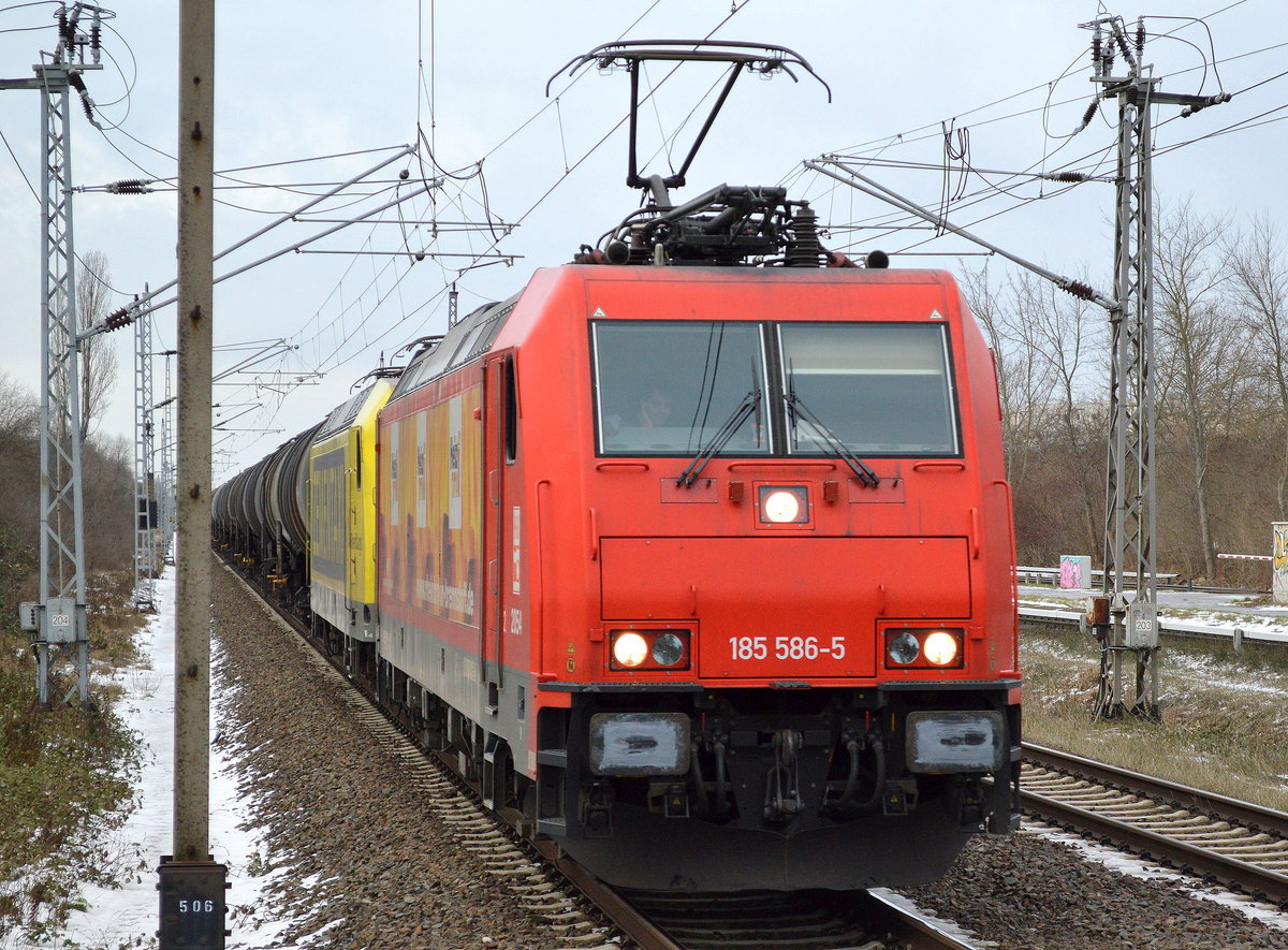 RHC 185 586-5 hat die bei uns im Nordosten selten zu sehende 145 089-9 und Kesselwagenzug am Haken am 12.01.17 Bf. Berlin-Hohenschönhausen.