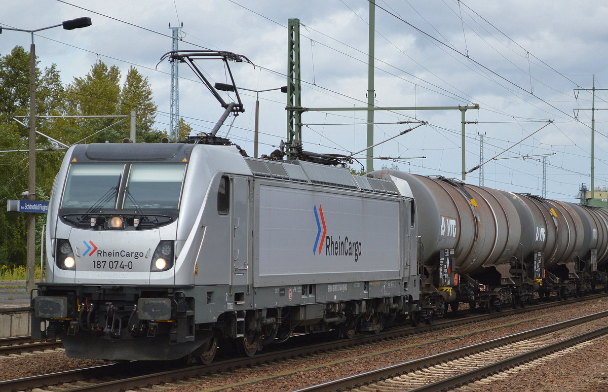 RHC 187 074-0 mit Kesselwagenzug am 14.09.17 Bf. Flughafen Berlin-Schönefeld.