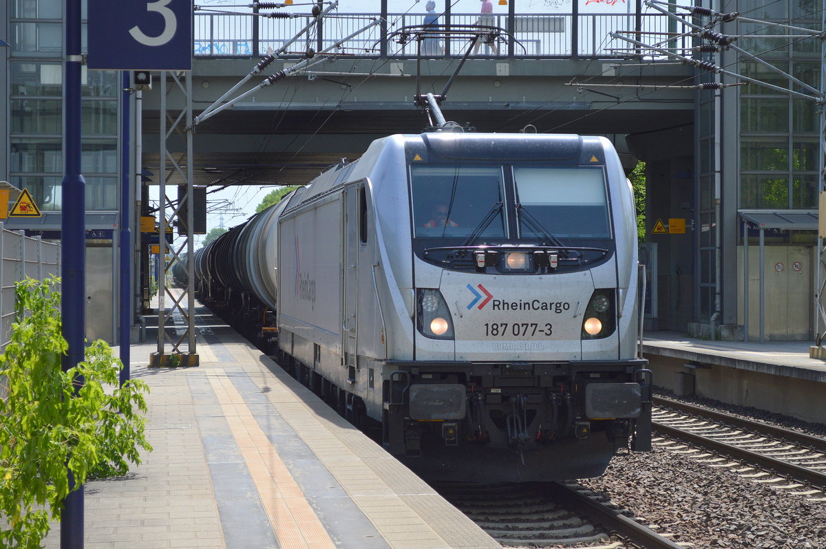 RHC 187 077-3 mit Kesselwagenzug am 22.06.17 Bf. Berlin-Hohenschönhausen.