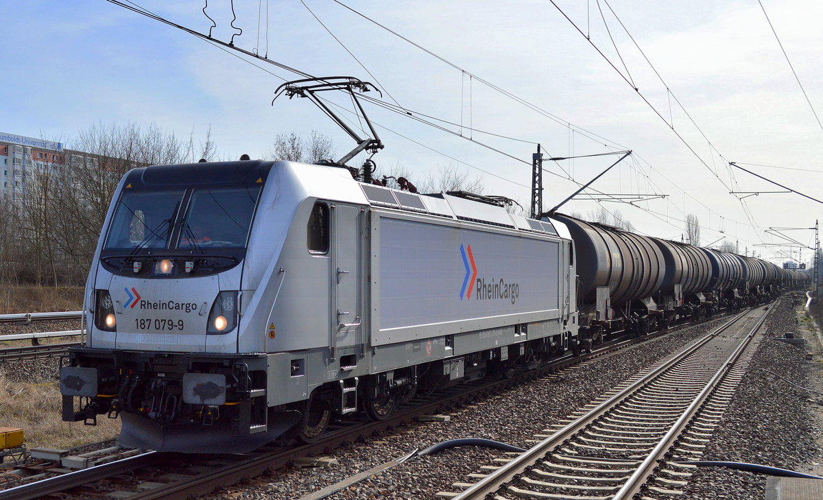 RHC 187 079-9 mit Kesselwagenzug (leer) Richtung Stendell am 03.03.17 Berlin-Hohenschönhausen.