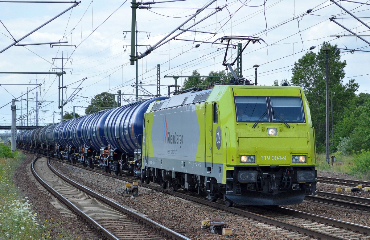 RHC mit 119 004-9 = 185 623-6 (91 76 0119 004-9 N-RHC) und Kesselwagenzug am 23.07.15 Bhf. Flughafen Berlin-Sch�nefeld. 