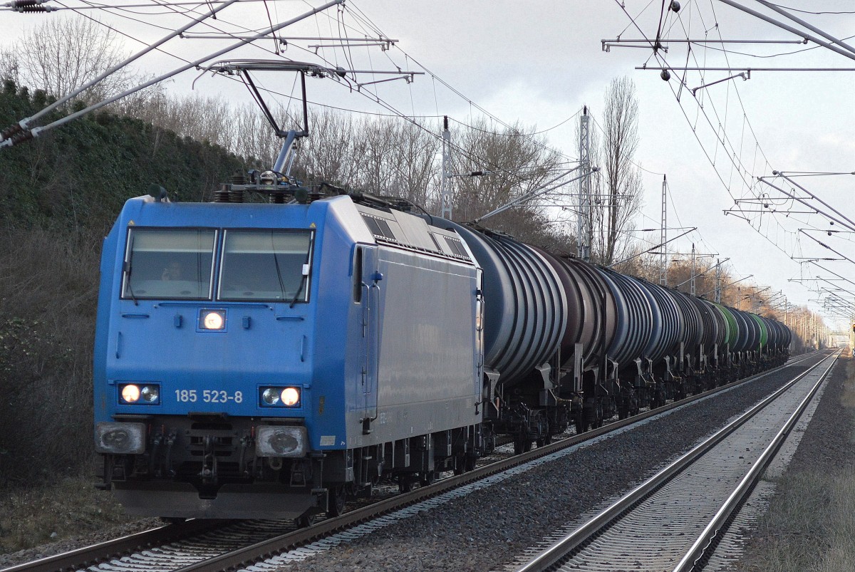 RHC mit 185 523-8 und Kesselwagenzug (Dieselkraftstoff)am 28.01.16 Berlin-Hohenschönhausen.