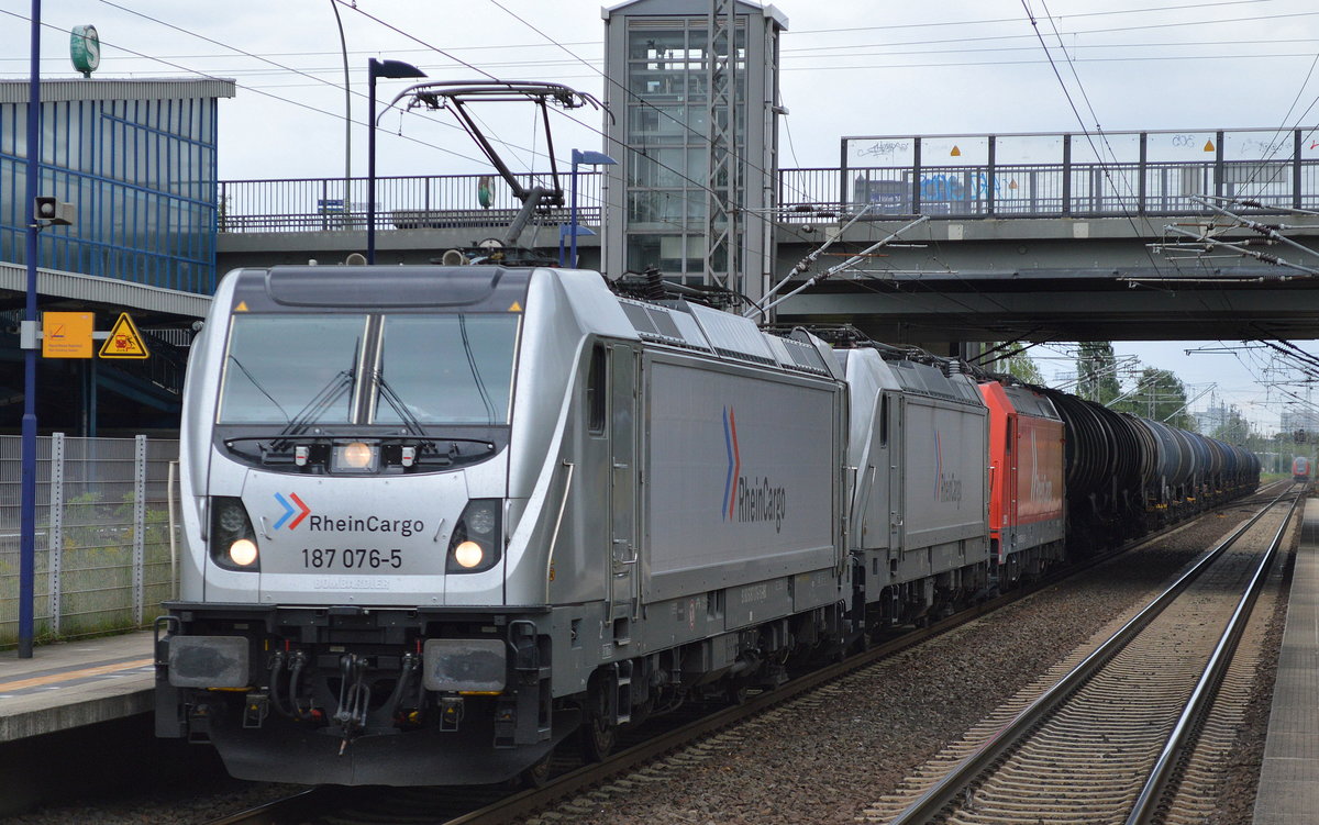 RHC mit 187 076-5 mit 187 077-3 + 185 582.4 und Kesselwagenzug (leer) Richtung Stendell am 05.08.17 Bf. Berlin-Hohenschönhausen.