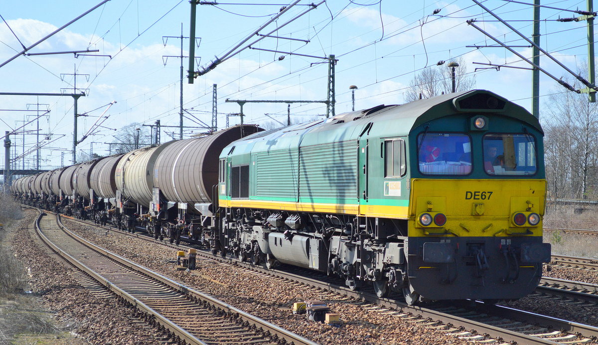 RHC mit der Ascendos Mietlok DE67 (266 067-6) und einem Kesselwagenzug (Benzol) am 15.03.17 Durchfahrt Bf. Flughafen Berlin-Schönefeld.