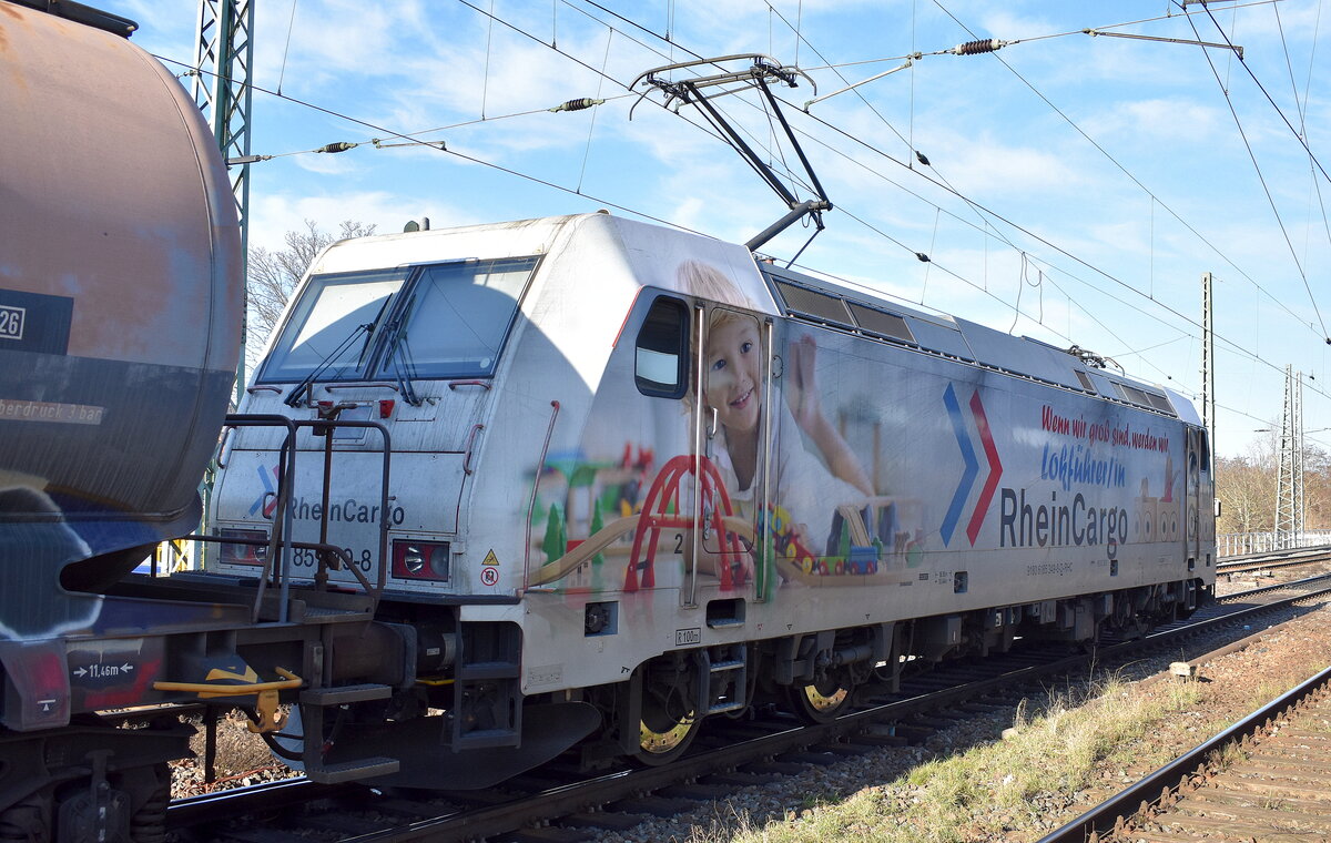 RheinCargo GmbH & Co. KG, Neuss [D] mit ihrer noch mal aus der Seitenperspektive  185 349-8  [NVR-Nummer: 91 80 6185 349-8 D-RHC] und einem Kesselwagenzug (Dieselkraftstoff) am 03.03.26 Höhe Bahnhof Magdeburg-Neustadt.