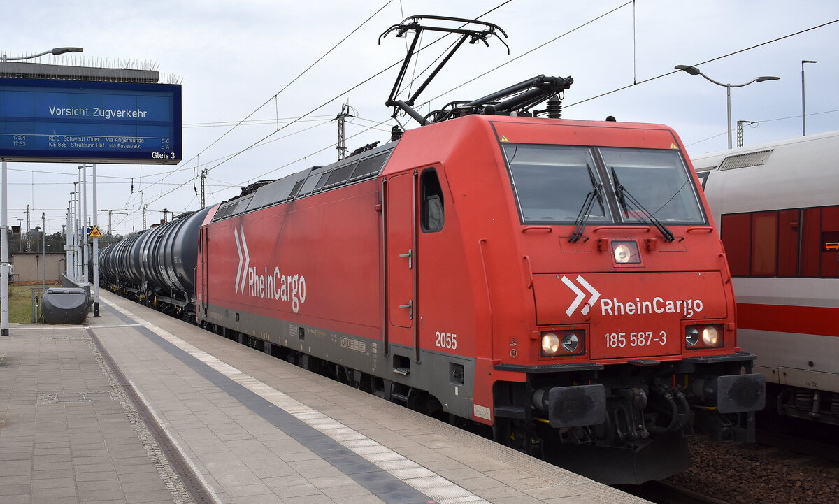 RheinCargo GmbH & Co. KG, Neuss [D] mit ihrer  185 587-3/2055  [NVR-Nummer: 91 80 6185 587-3 D-RHC] und einem Kesselwagenzug (leer) Richtung Stendell am 13.04.26 Durchfahrt Bahnhof Eberswalde Hbf.
