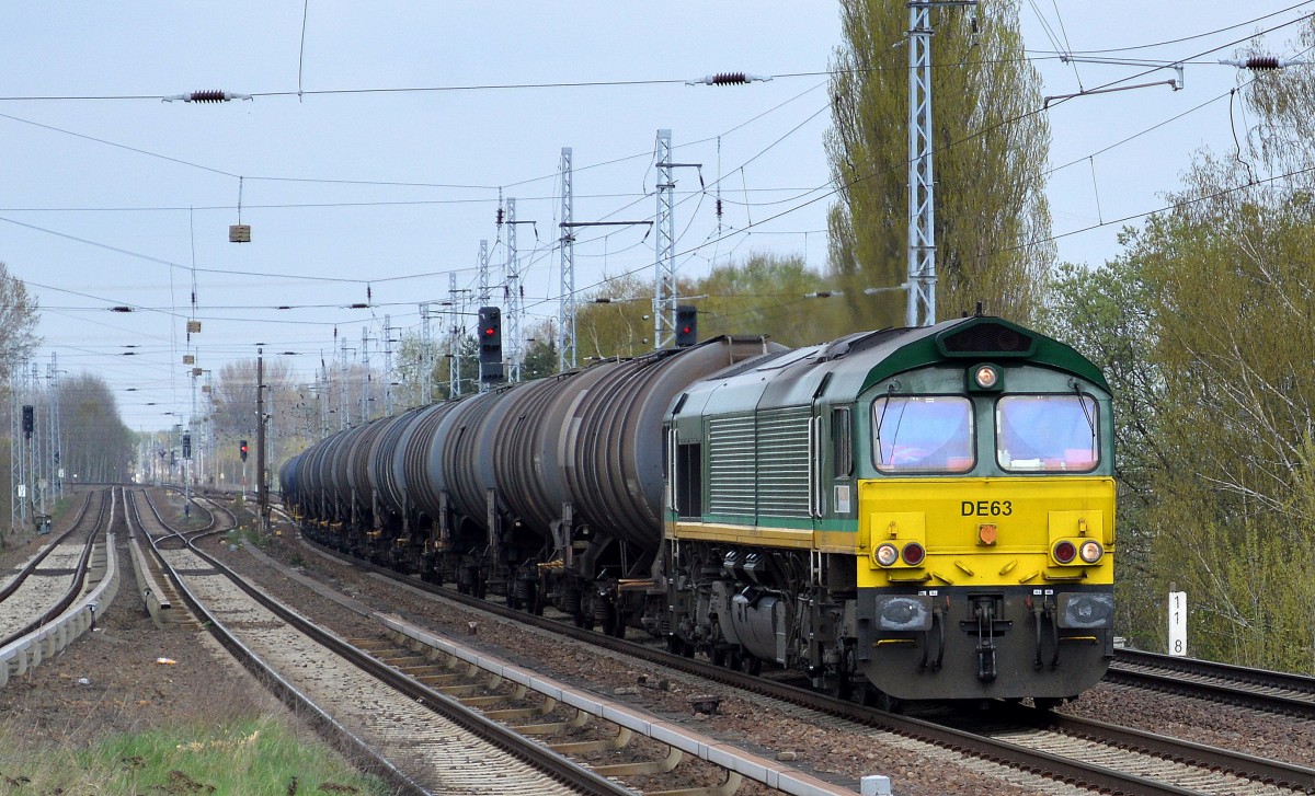 RheinCargo/HGK Ascendos Lok DE63 (266 063-7) mit Kesselwagenzug am 07.04.14 Berlin-Karow.