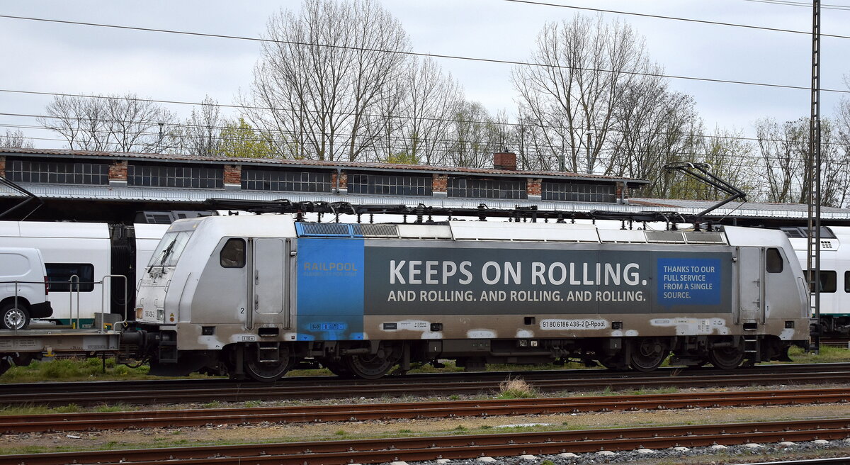 Rheinische Bahnpersonal- and Verkehrsgesellschaft mbH, Siegburg [D] mit der geleasten Railpool Lok  186 436-2  [NVR-Nummer: 91 80 6186 436-2 D-Rpool] und einem Ganzzug fabrikneuer TOYOTA Transporter ist am 11.04.25 Höhe Bahnhof Frankfurt (Oder) angekommen.