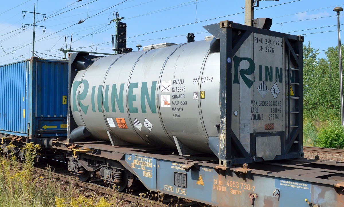 RINNEN Kesselcontainer für ein umweltgefährdendes flüssiges Ladegut (UN-Nr.90/3082) am 03.09.14 Bhf. Flughafen Berlin-Schönefeld.