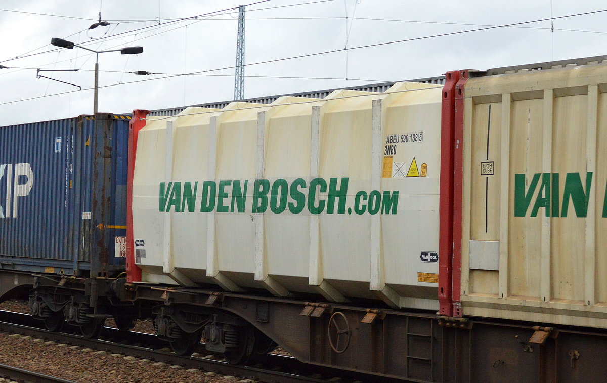 Robuster 20’ Standard Bulk Container der der niederländischen VAN DEN BOSCH.COM am 20.11.17 Bf. Flughafen Berlin-Schönefeld.