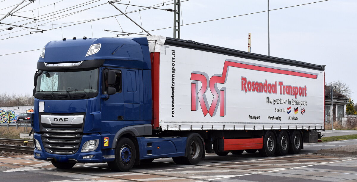 Rosendaal Transport Beek B.V. aus den Niederlanden mit einem Sattelzug mit DAF Zugmaschine am 24.03.26 Bahnübergang Rodleben.