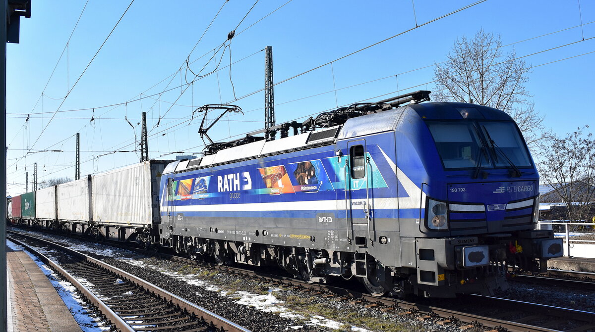 RTB CARGO GmbH, Düren [D] mit der ELL Vectron der für die RATH FLEET BV, Rotterdam [NL] bereitgestellten  193 793  [NVR-Nummer: 91 80 6193 793-7 D-ELOC] und einem Containerzug aus Rotterdam am 18.02.25 Höhe Bahnhof Magdeburg-Neustadt.