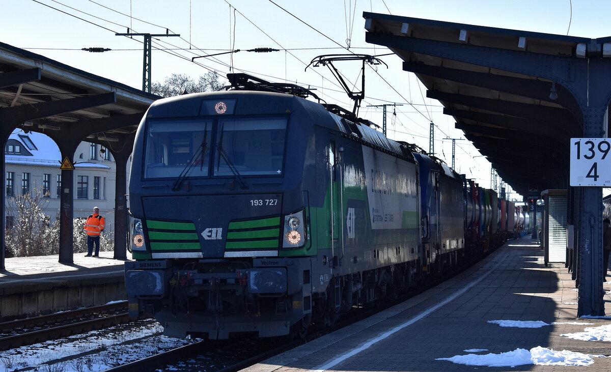 RTB CARGO GmbH, Düren [D] mit der geleasten ELL Vectron  193 727  [NVR-Nummer: 91 80 6193 727-5 D-ELOC] und der  193 564  [NVR-Nummer: 91 80 6193 564-2 D-ELOC] + Containerzug am Haken am 19.02.25 Durchfahrt Bahnhof Magdeburg-Neustadt.