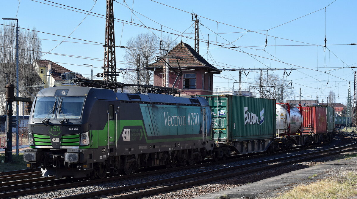 RTB CARGO GmbH, Düren [D] mit der geleasten ELL Vectron  193 756  [NVR-Nummer: 91 80 6193 756-4 D-ELOC] und einem Containerzug am 19.03.25 Höhe Bahnhof Frankfurt (Oder).