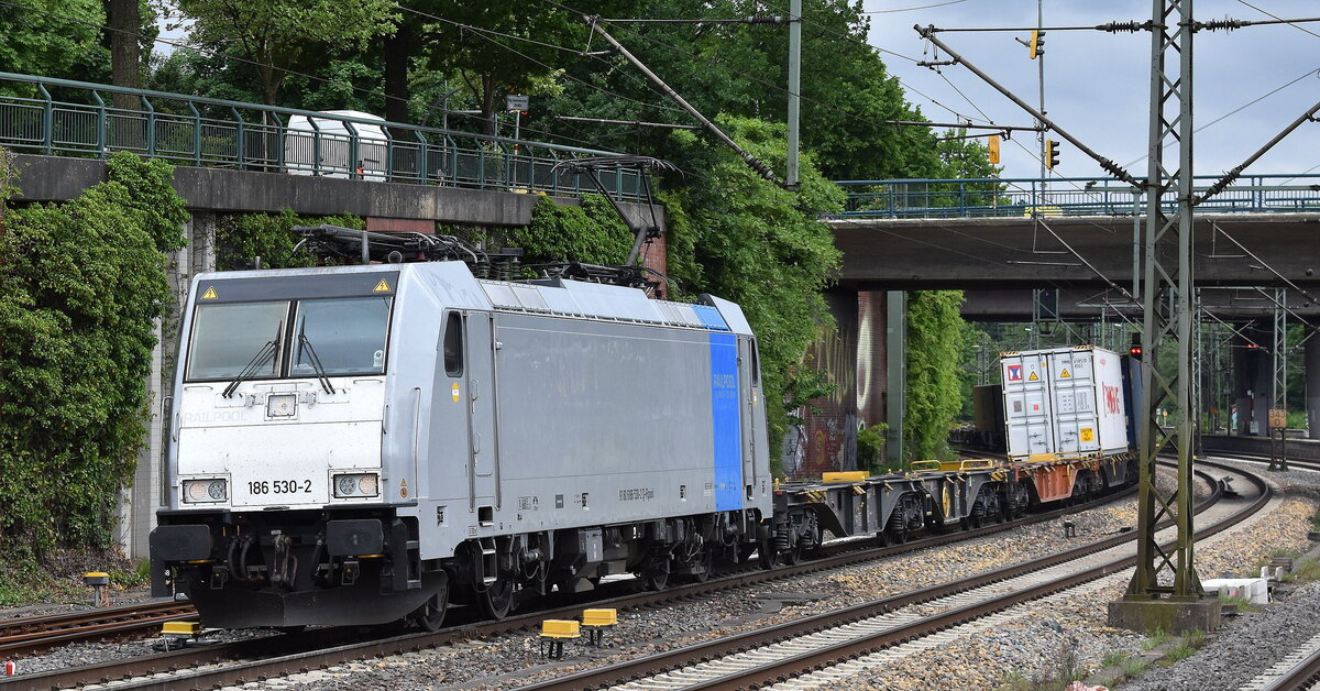 RTB CARGO GmbH, Düren [D] mit der geleasten Railpool lok  186 530-2  [NVR-Nummer: 91 80 6186 530-2 D-Rpool] und einem Containerzug am 27.05.25 Höhe Bahnhof Hamburg-Harburg.
