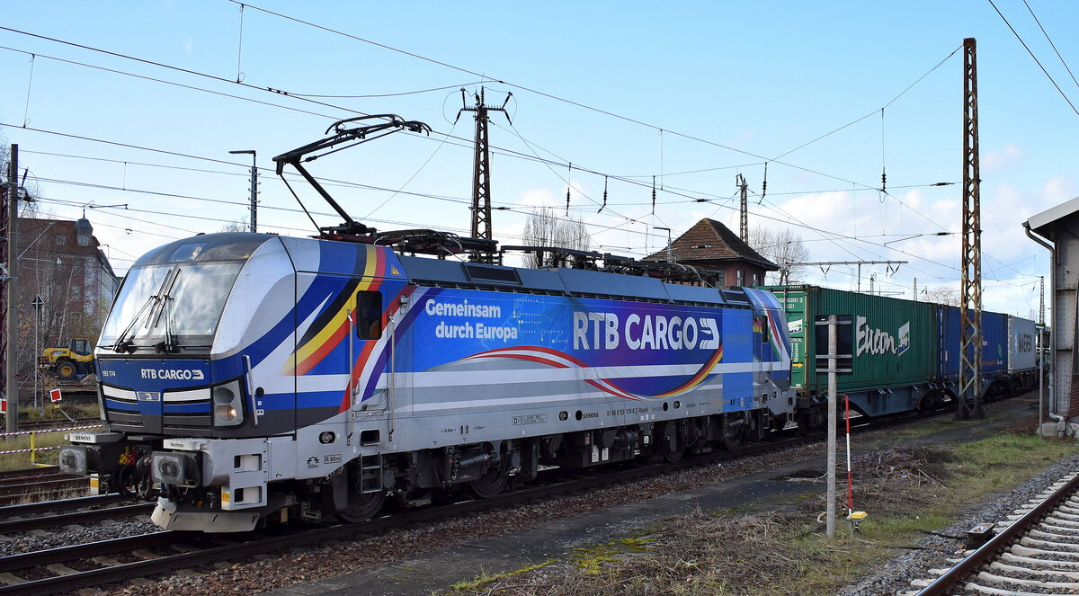 RTB CARGO GmbH, Düren [D] mit der recht frisch beklebten Railpoool Leasinglok  193 174  [NVR-Nummer: 91 80 6193 174-0 D-Rpool] ist mit einem Containerzug am Endpunkt Bahnhof Frankfurt/Oder angekommen, 01.12.25