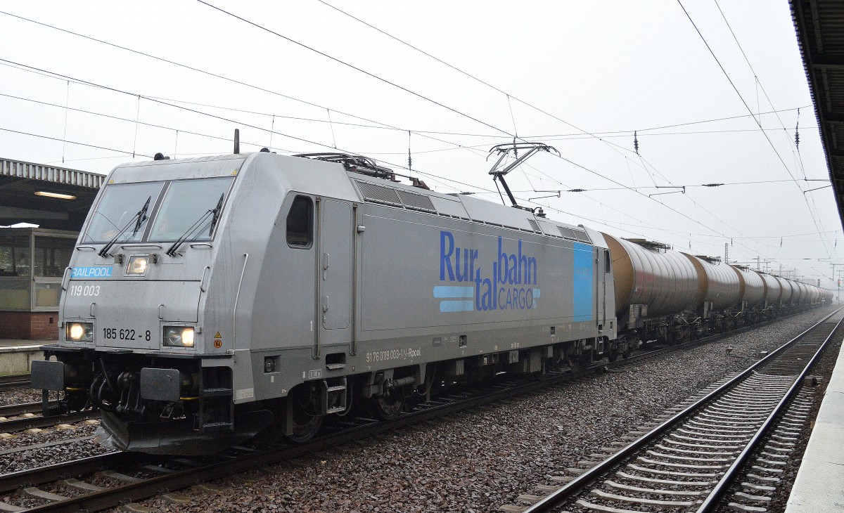 RTB mit Railpool Lok 185 622-8 mit einem Ganzzug franz�sischer Keeselwagen lT. UN-Nr. 83/2789 f�r den Transport von Essigs�ure am 13.11.14 Durchfahrt Bhf. Flughafen Berlin-Sch�nefeld. 