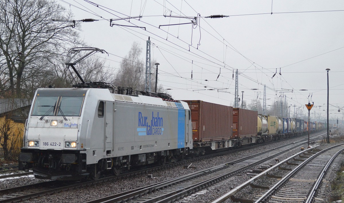 RTBC mit 186 422-2 mit Containerzug am 12.01.16 Berlin-Hirschgarten. 