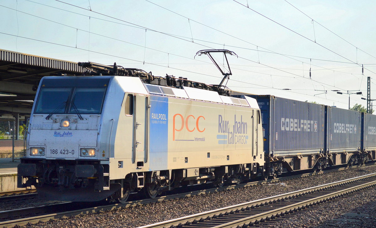 RTBC mit 186 423-0 und Containerzug am 13.09.16 Bf. Flughafen Berlin-Schönefeld.