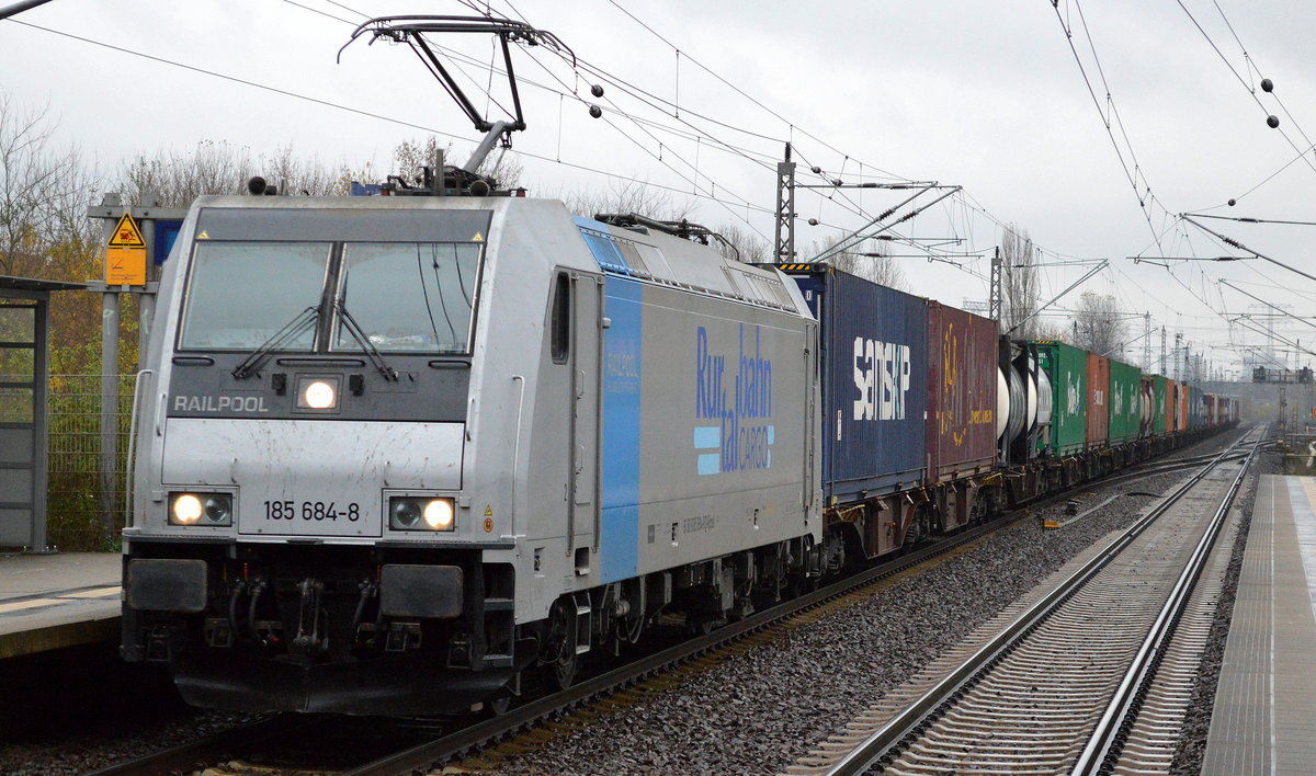 RTBC mit der Railpool-Lok 185 684-8 und Containerzug am 10.11.17 Bf. Berlin-Hohenschönhausen.