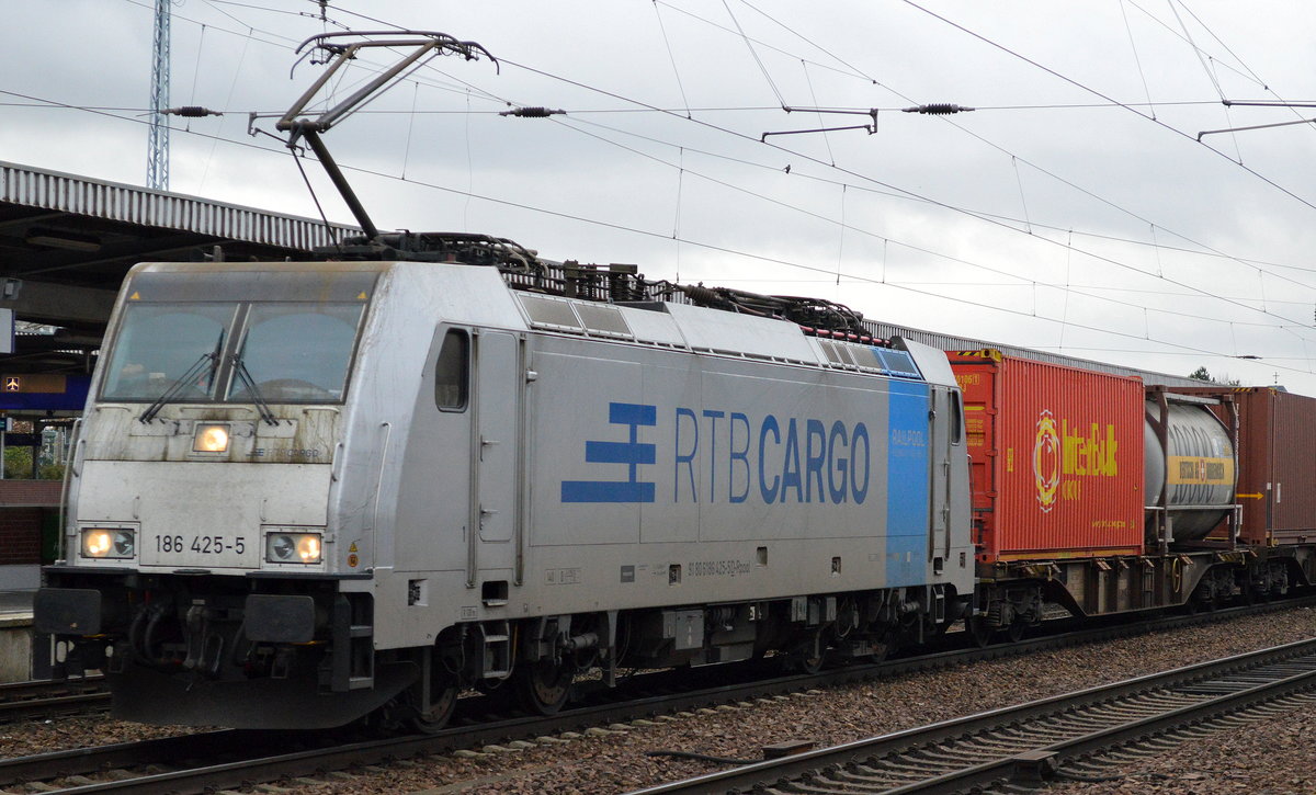 RTBC mit der Railpool-Lok 186 425-5 und Containerzug am 20.11.17 Bf. Flughafen Berlin-Schönefeld.