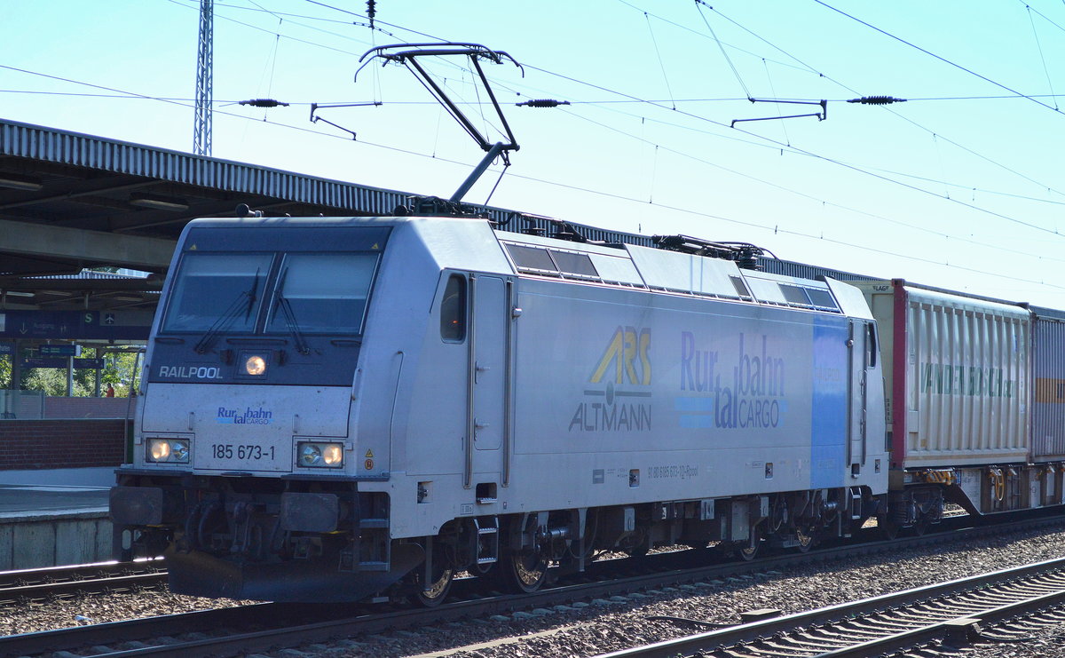 RTBC mit der Railpool Mietlok 185 673-1 [NVR-Number: 91 80 6185 673-1 D-Rpool, Bombardier Bj.2008] und Containerzug am 15.09.16 Bf. Flughafen Berlin-Schönefeld. 