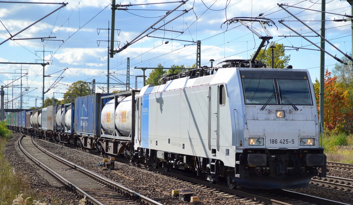RTBC mit Railpoollok 186 425-5 mit Containerzug am 30.09.15 Bhf. Flughafen Berlin-Schönefeld.