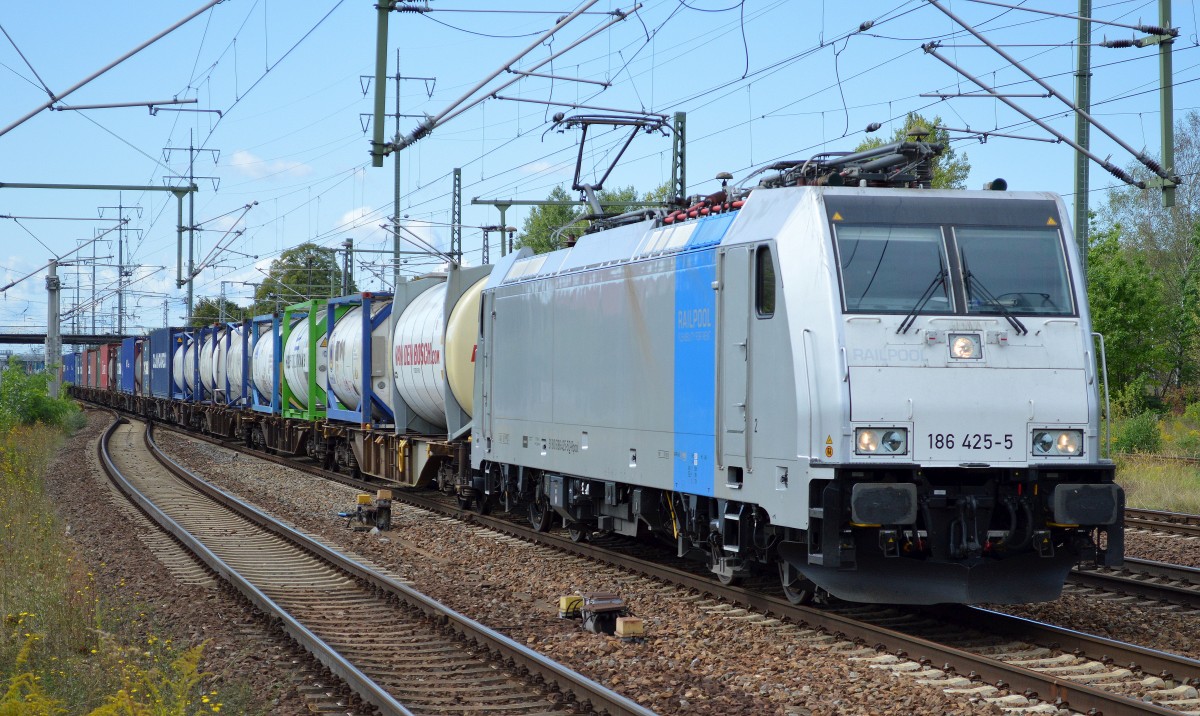 RTBC mit Railpoollok 186 425-5 und Containerzug am 08.09.15 Bhf. Flughafen Berlin-Schönefeld.