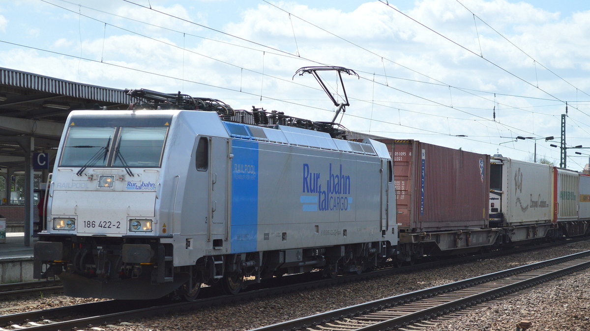 RTBC mit Railpoolok 186 422-2 und Containerzug und am Ende noch 186 428-9 dran am 20.04.16 Bf. Flughafen Berlin-Schönefeld.