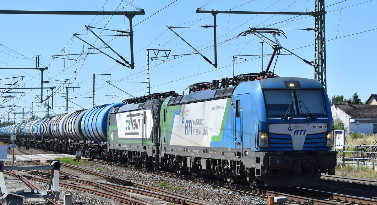 RTI - Railtrans International, s.r.o., Bratislava [SK] mit ihrer Vectron  193 989-1  [NVR-Nummer: 91 80 6193 989-1 D-RTI] und der geleasten ELL Vectron   193 725  [NVR-Nummer: 91 80 6193 725-9 D-ELOC] + Kesselwagenzug (Erdölprodukte) am Haken am 01.07.25 Höhe Bahnhof Rodleben.