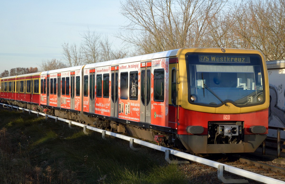 S-Bahn Viertelzug 481 092-5/482 092-4 mit der Werbefolie  creditsafe´ als S75 nach Westkreuz am 10.12.15 Berlin-Hohenschönhausen.