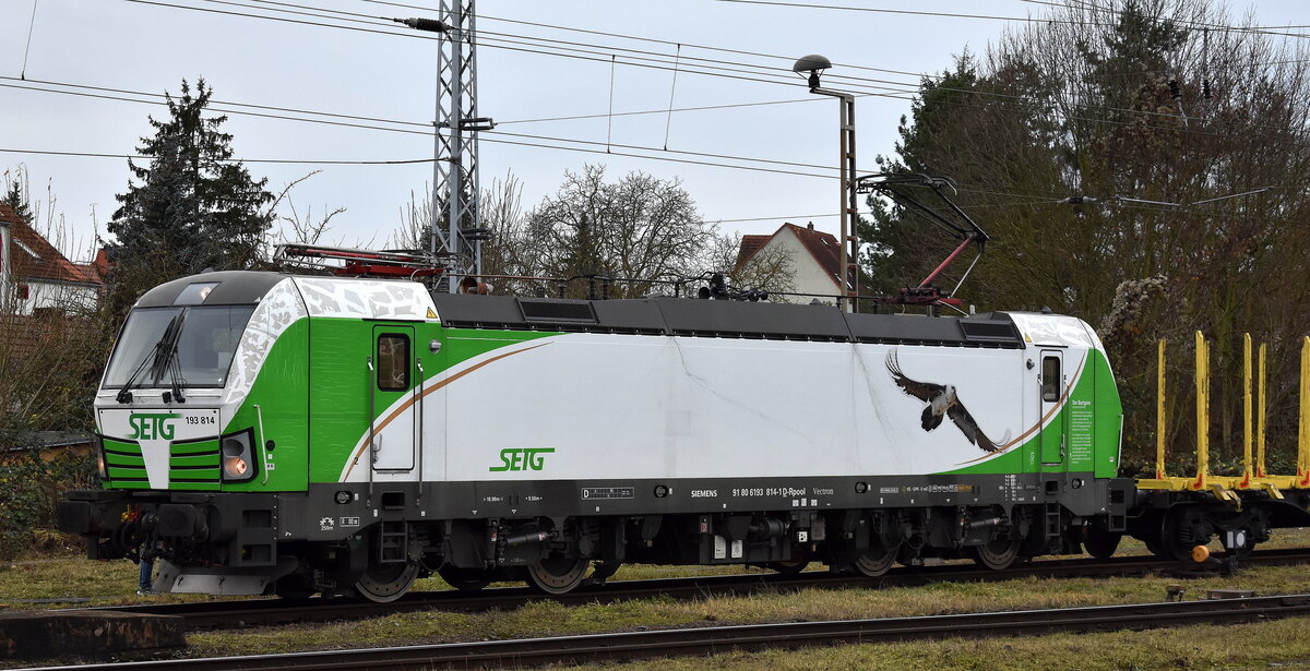 Salzburger Eisenbahn Transport Logistik GmbH, Salzburg [A]  mit der geleasten Railpool Vectron  193 814  [NVR-Nummer: 91 80 6193 814-1 D-Rpool] fährt ab Stendal Hbf. mit einem Ganzzug Rungenwagen für Stammholztransporte (leer) ab, 10.12.25 