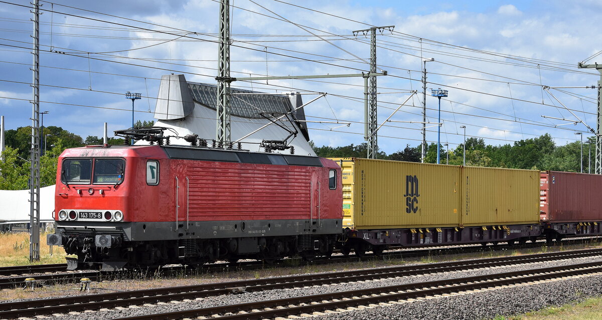 Salzland Rail Service GmbH, Bernburg (Saale) mit ihrer  143 175-8  [NVR-Nummer: 91 80 6143 175-8 D-SLRS], unklar ob im Moment vermietet? mit einem Containerzug am 10.07.25 Höhe Bahnhof Magdeburg Hbf.